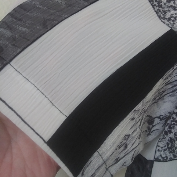 Vintage 80s Black & White Geometric Print Top - Picture 5 of 11